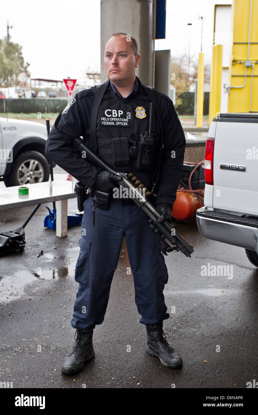 A US Customs and Border Protection officer watches the San Luis border  crossing February 16, 2012 in San Luis, AZ Stock Photo - Alamy