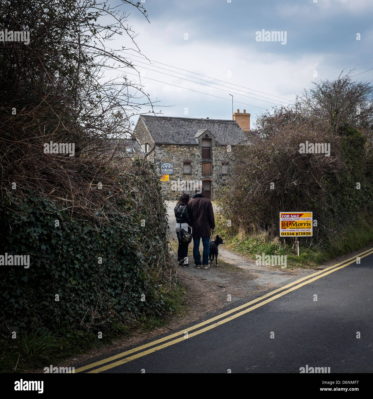 Young couple viewing property uk hires stock photography and images Alamy