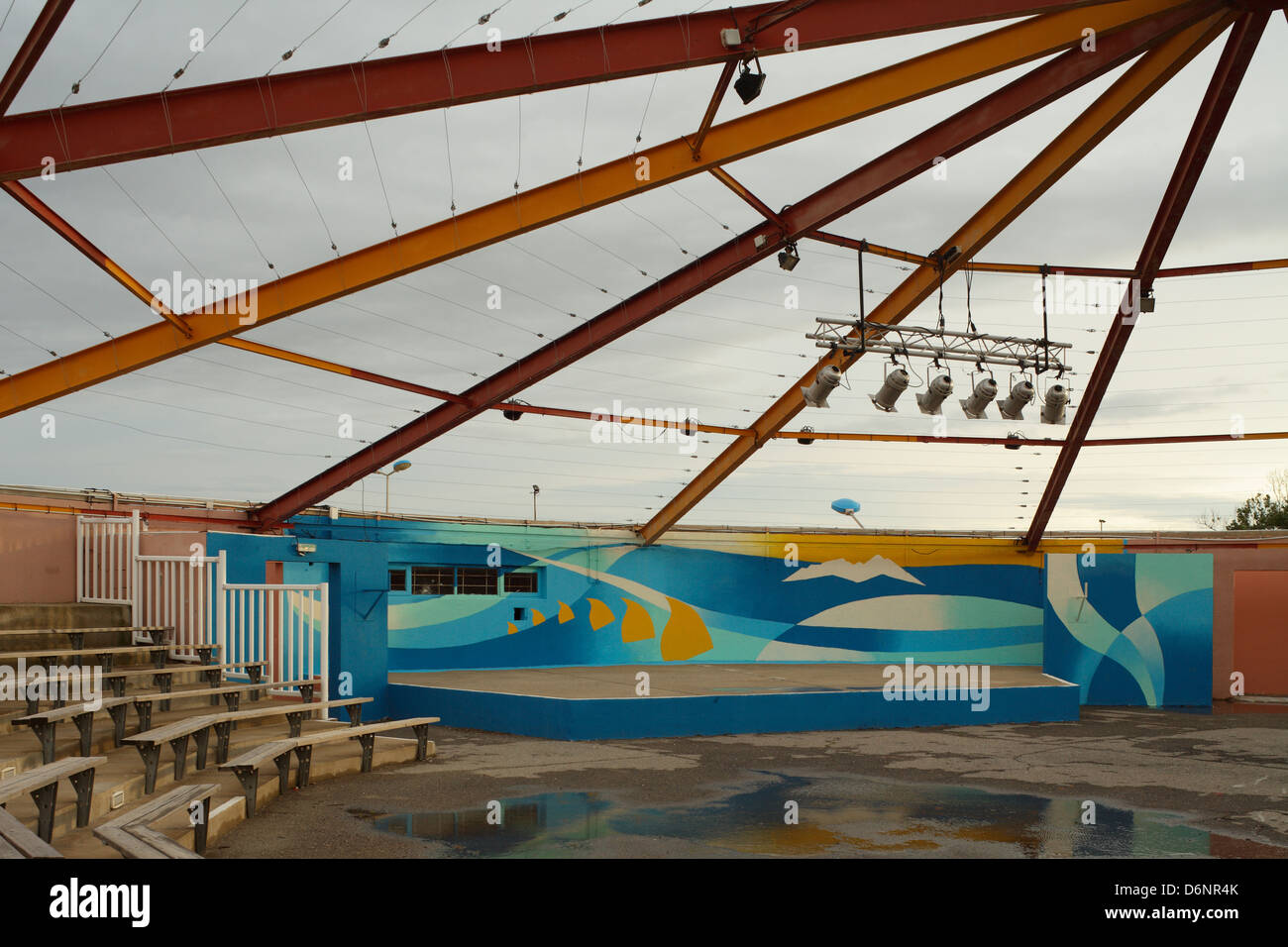 Arena stage hi-res stock photography and images - Alamy