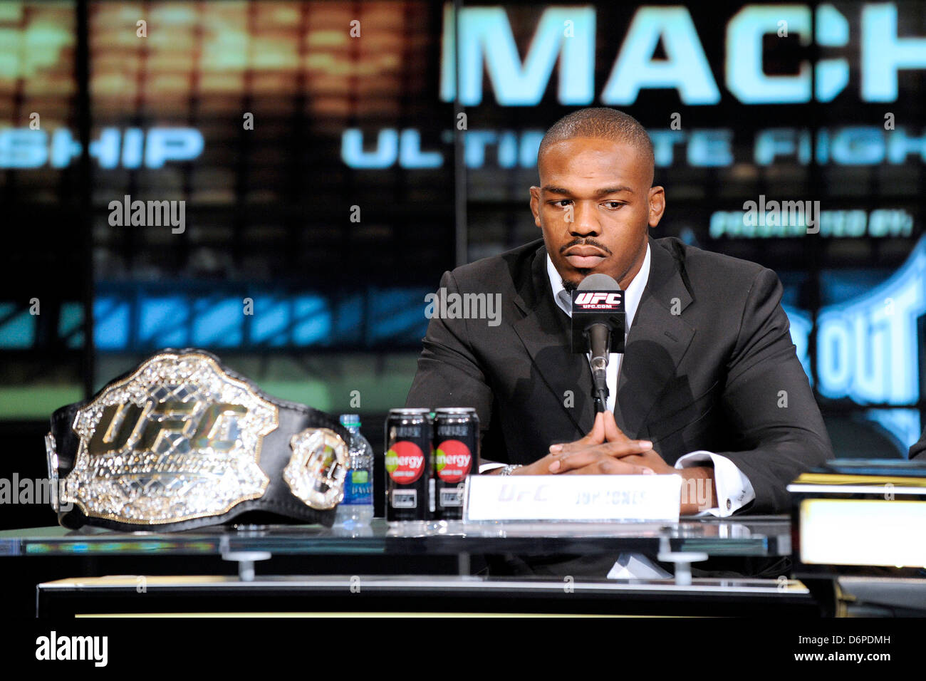 Current ufc light heavyweight champion hot sale