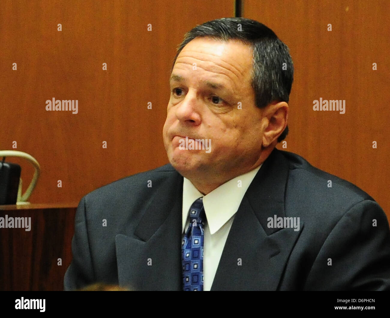 LAPD Det. Scott Smith is cross examined by defense attorney Ed Chernoff during Dr. Conrad Murray's trial in the death of pop Stock Photo