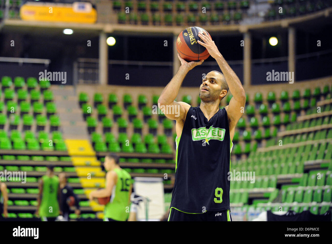 Tony Parker training to play for ASVEL Villeurbanne basketball team Lyon,  France - 10.10.11 Stock Photo - Alamy