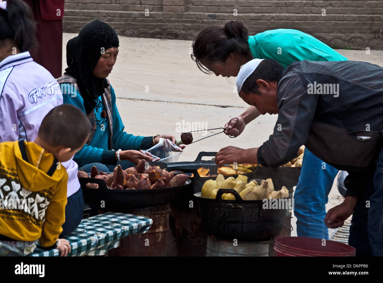 Customers pick cooked food from street kitchen vendor, Muslim food ...