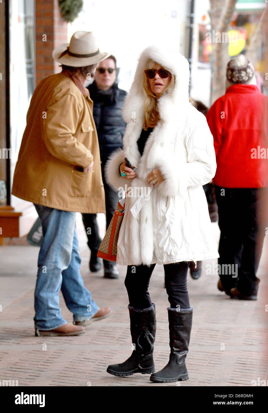 Goldie Hawn And Kurt Douglas Christmas Card 2022 Goldie Hawn And Husband Kurt Russell During Their Annual Christmas Holiday  Vacation In Aspen. Aspen, Colorado - 21.12.11 Stock Photo - Alamy