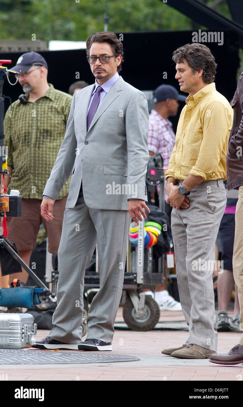 Robert Downey Jr., Mark Ruffolo on the film set of 'The Avengers', shooting  on location in Manhattan New York City, USA Stock Photo - Alamy