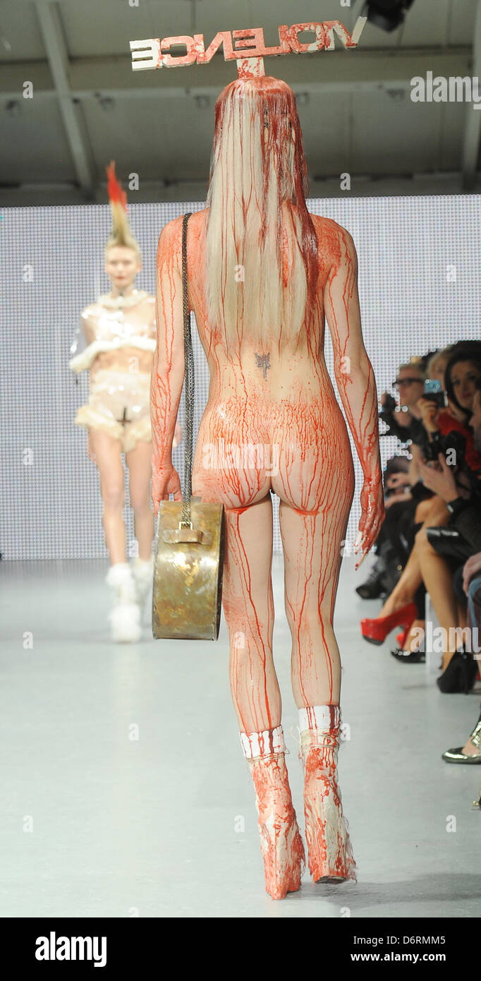 Model London Fashion Week A W 11 Charlie Le Mindu Catwalk London England 02 11 Stock Photo Alamy