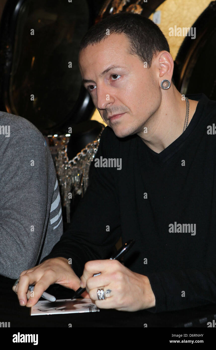 Chester Bennington Club Tattoo Inside Miracle Mile Shops hosts an autograph signing with Linkin Park at Planet Hollywood Resort Stock Photo