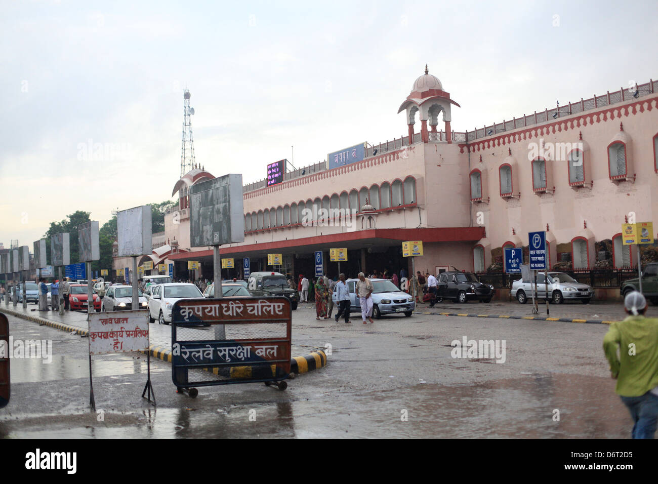 Passengers and commuters outside Jaipur Railway station Stock Photo Alamy