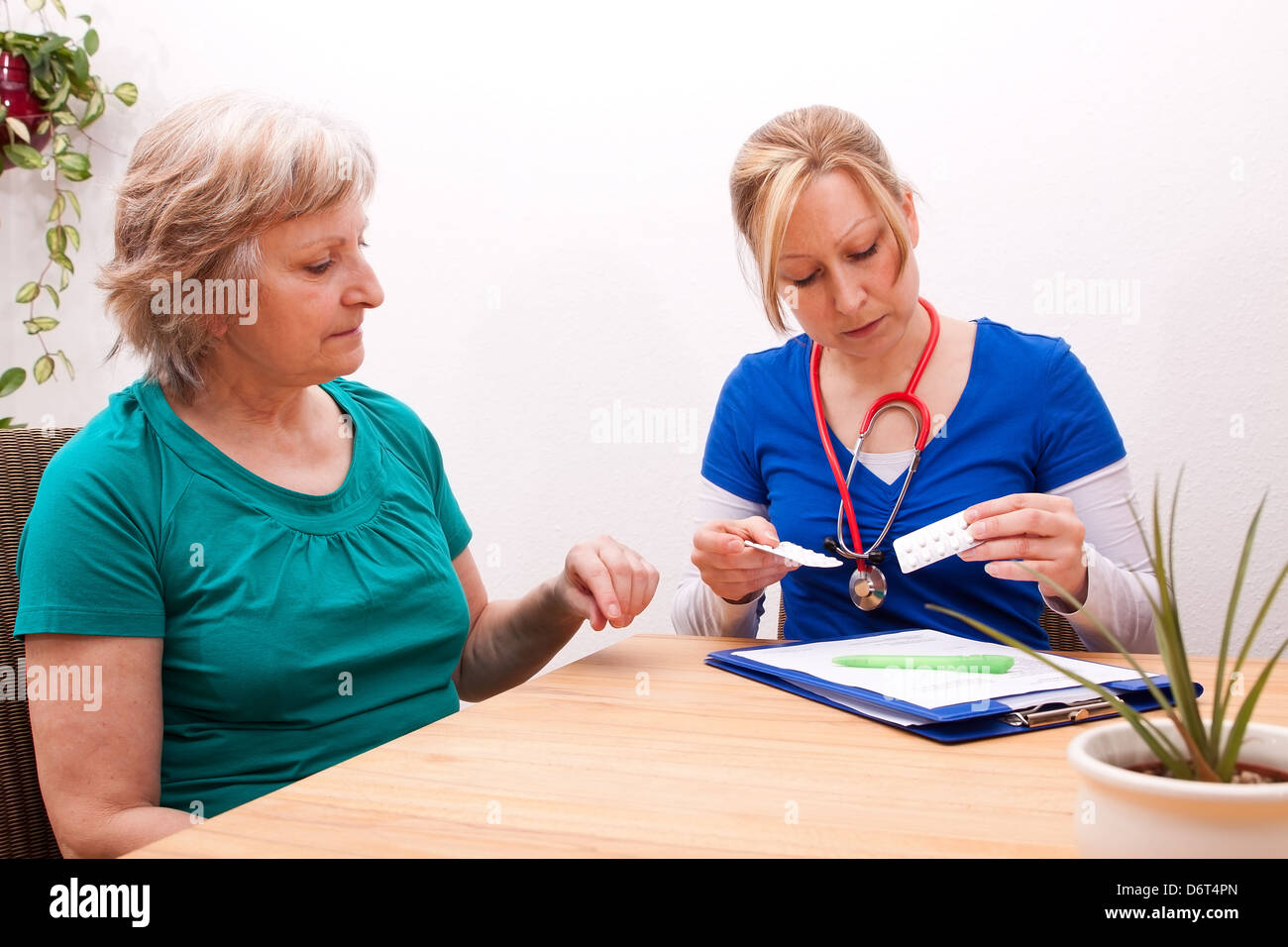 Doctor advising couple hi-res stock photography and images - Alamy