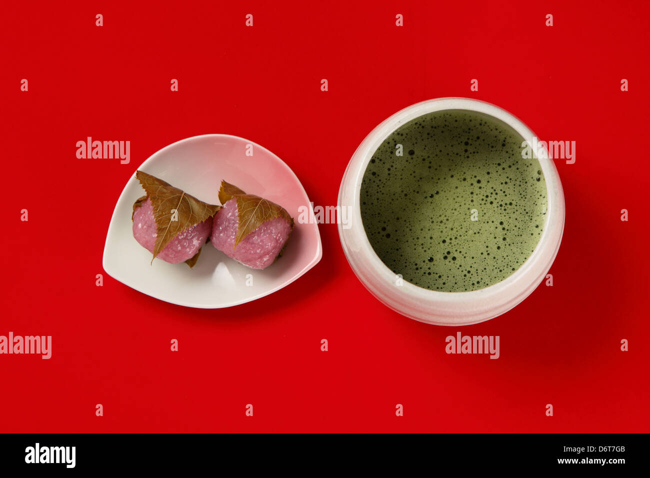Matcha green tea and Japanese confectionery Stock Photo Alamy