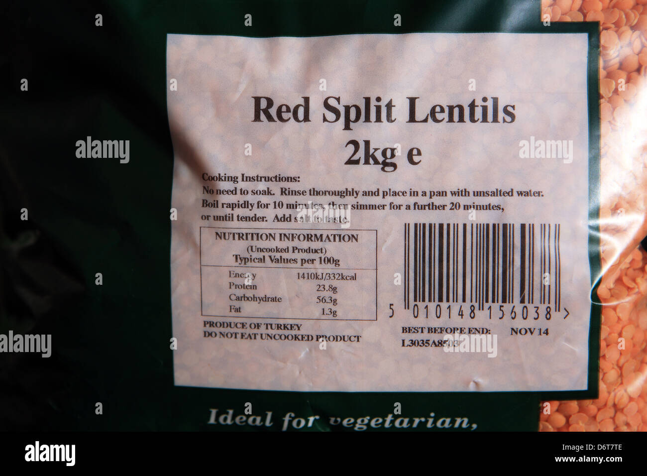 Produce labeling of red split lentils stating country of origin, cooking instructions, weight, nutritional information & barcode Stock Photo