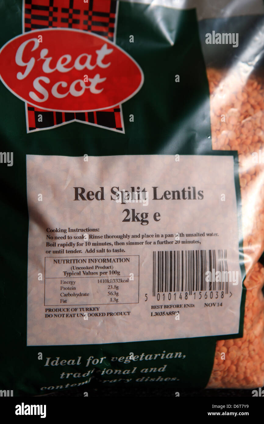 Produce labeling of red split lentils stating country of origin, cooking instructions, weight, nutritional information & barcode Stock Photo