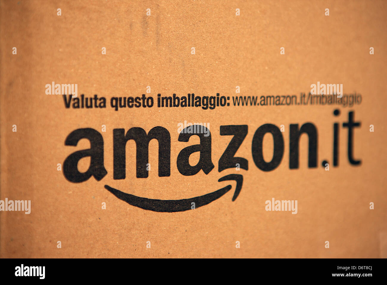 Amazon.it logo on the side of an amazon delivery box Stock Photo