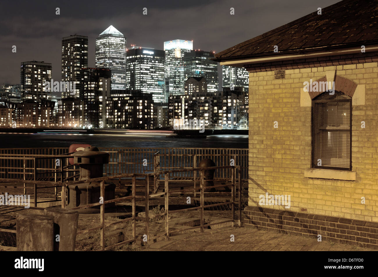 Canary wharf night office view hi-res stock photography and images - Alamy