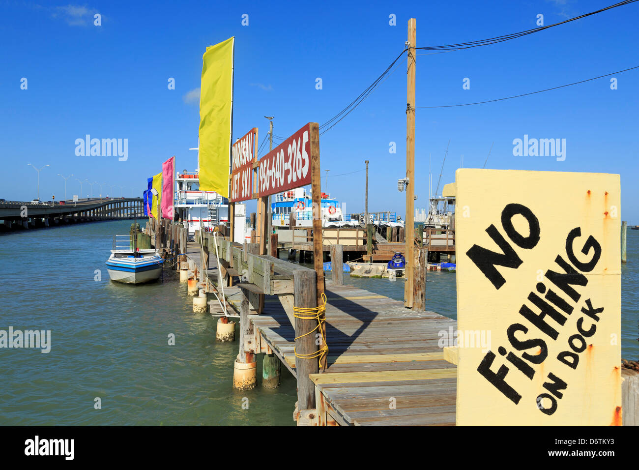 https://c8.alamy.com/comp/D6TKY3/no-fishing-sign-on-a-dock-dolphin-dock-port-isabel-texas-usa-D6TKY3.jpg