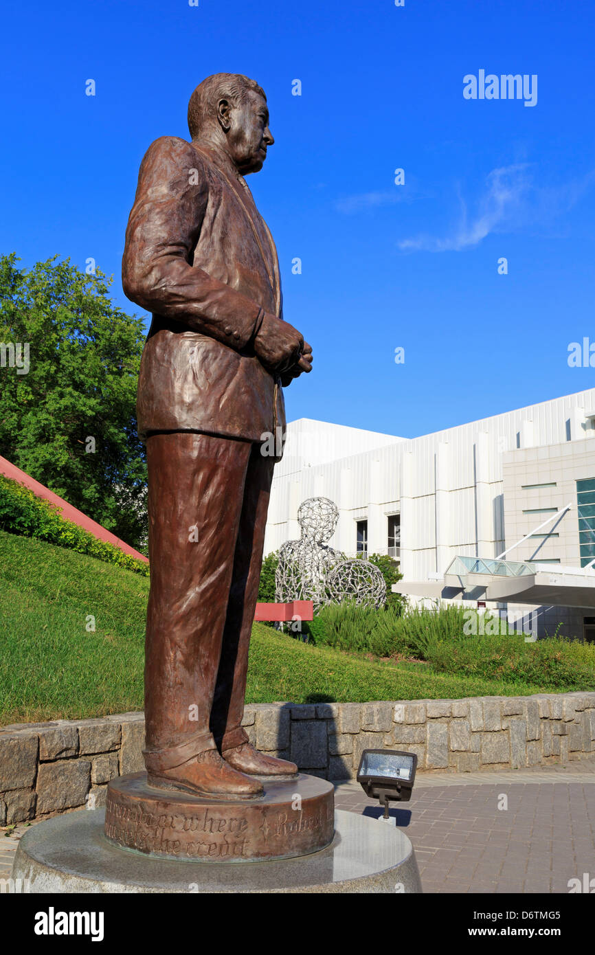 USA, Atlanta, Woodruff Arts Center, Robert Woodruff statue