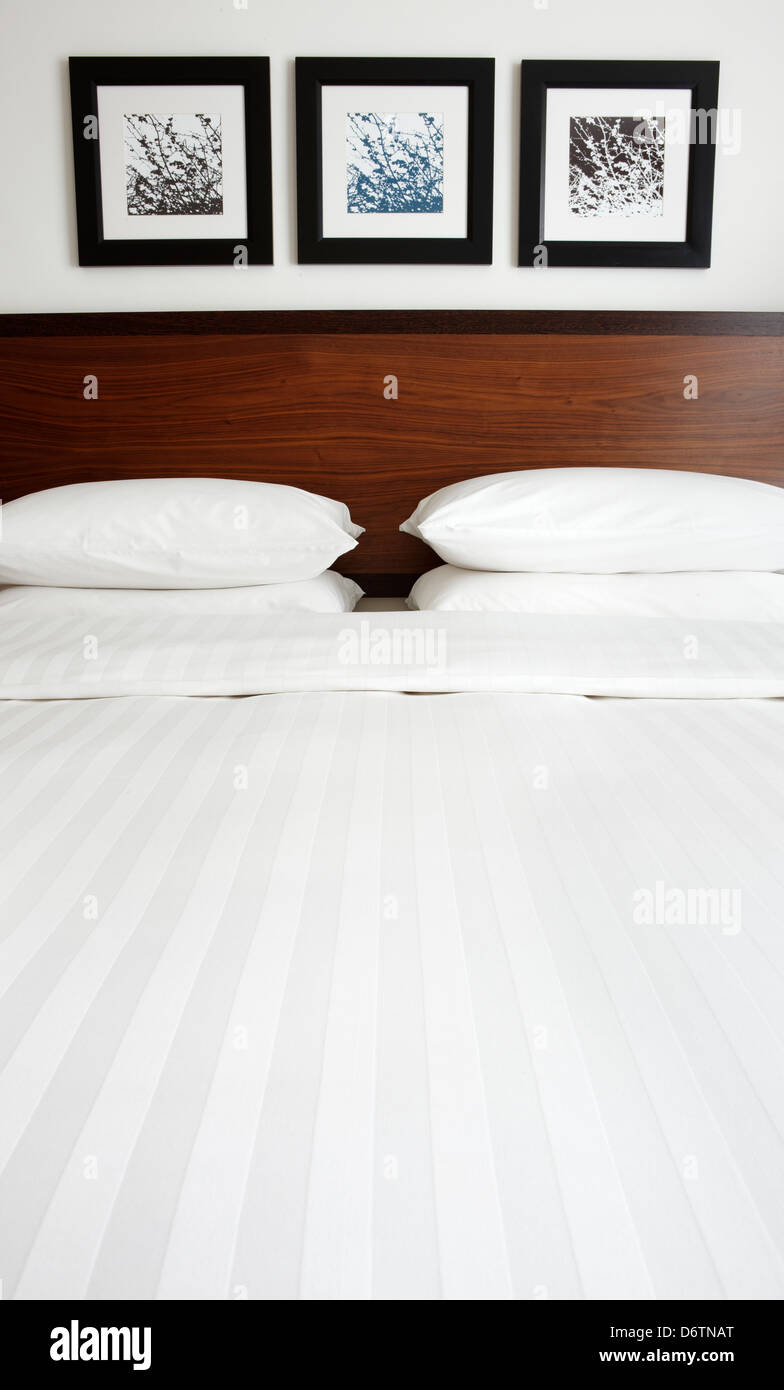 crisp made bed linen hotel Stock Photo