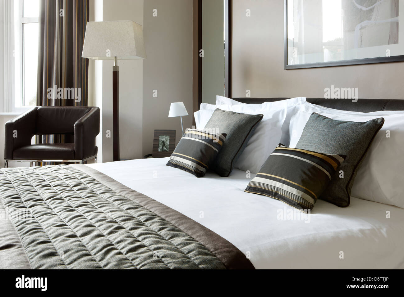 modern hotel bedroom Stock Photo Alamy