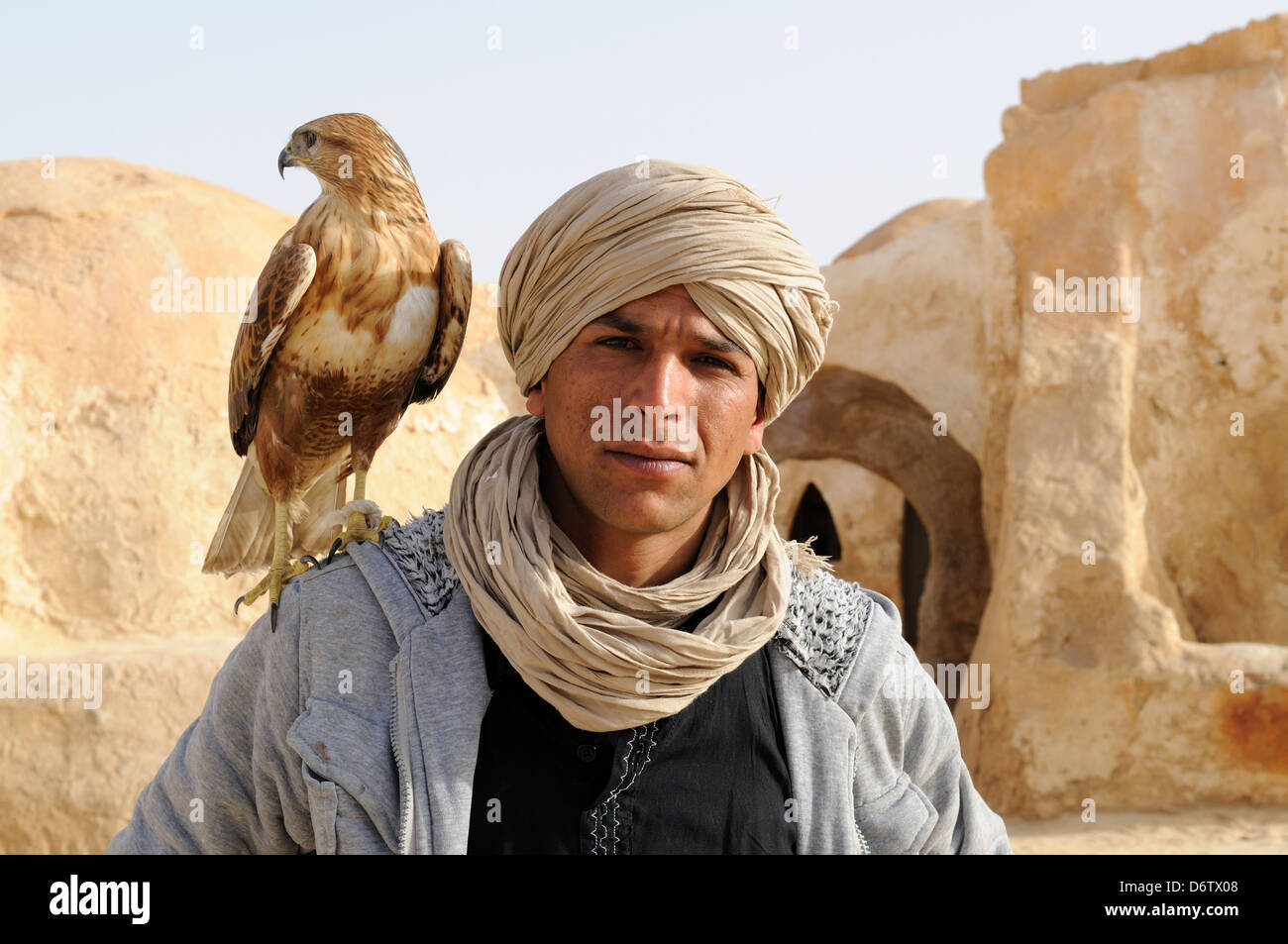 tunisian-berber-man-with-his-hunting-falcon-sahara-desert-tunisia-D6TX08.jpg