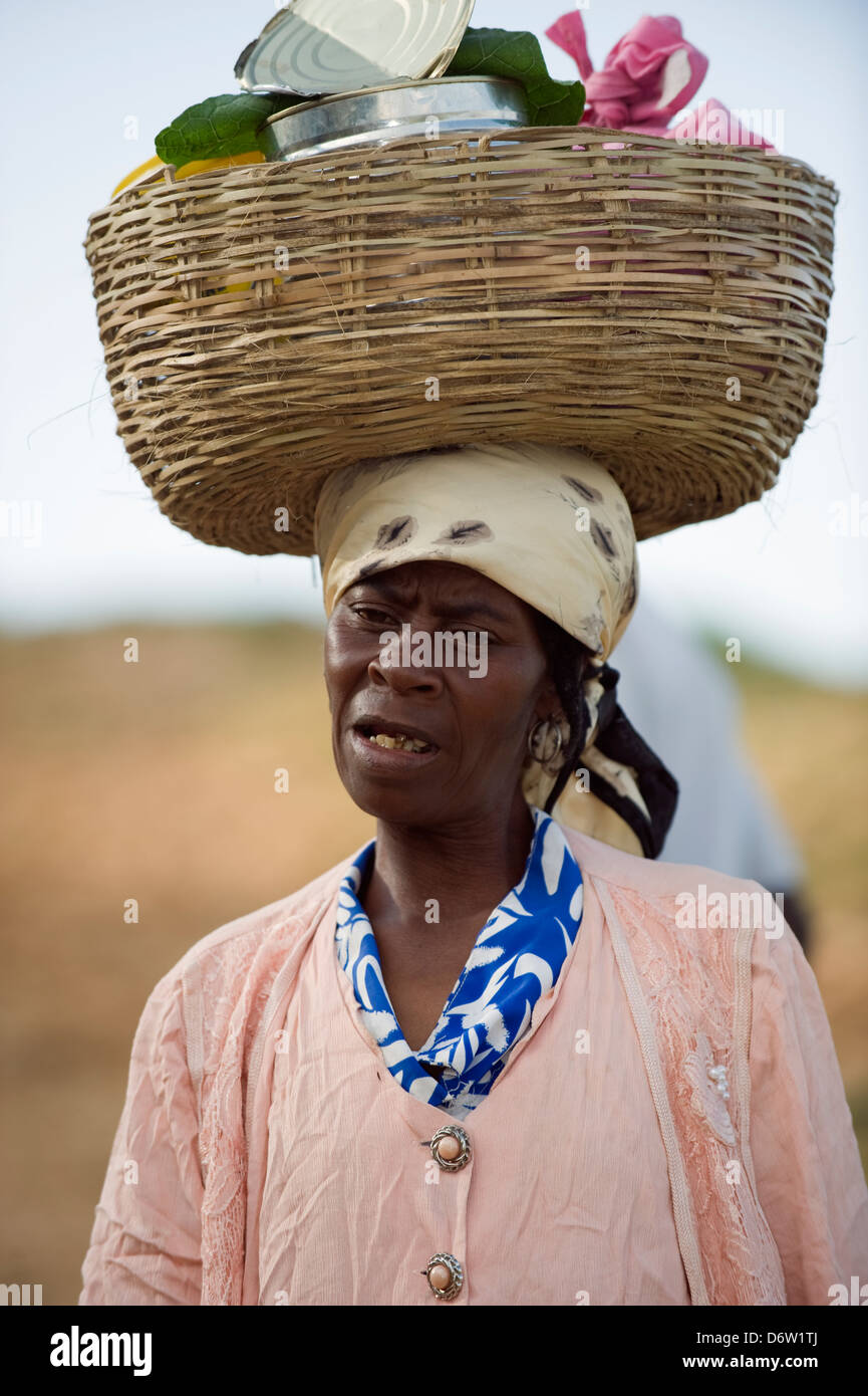 woman carrying basket on her head, Kenscoff mountains above Port au Prince,  Haiti, Caribbean Stock Photo - Alamy