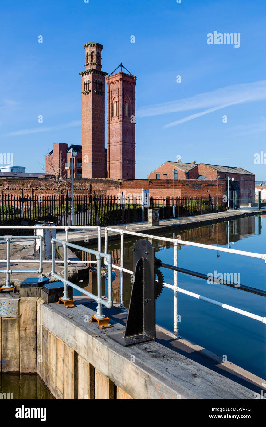 Lock on the Leeds to Liverpool Canal at Holbeck with the famous campaniles of the Tower Works behind, Leeds, West Yorkshire, UK Stock Photo