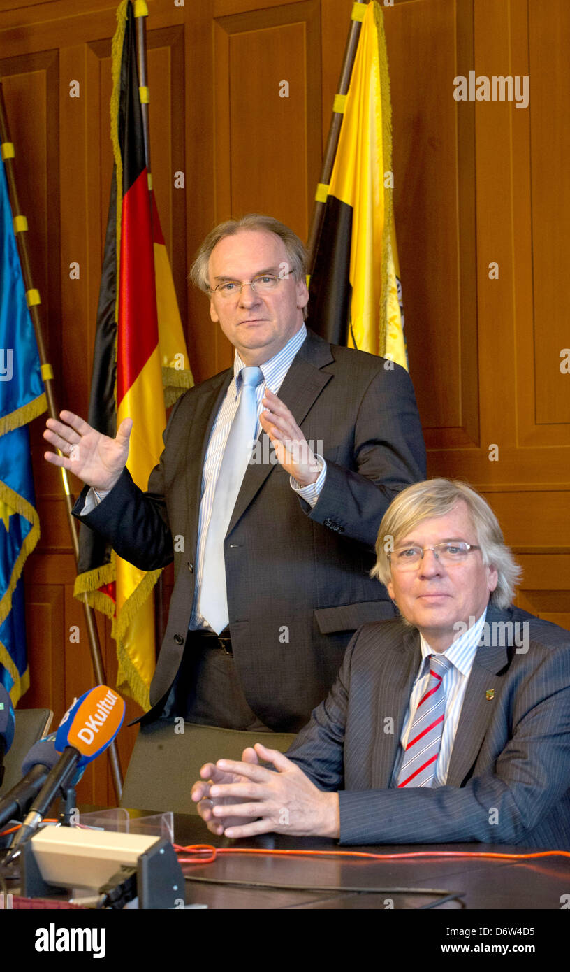 Saxony-Anhalt's Minister for Economics and Science Hartmut Moellring (R) and Governor Reiner Haselhoff talks during a press conference at the state chancellery in Magdeburg, Germany, 23 April 2013. Photo: Jens Wolf Stock Photo