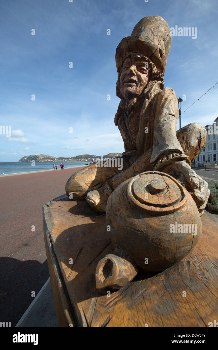 The town of Llandudno, Wales. The Simon Hedger sculpted Mad Hatter oak sculpture on the promenade at Llandudno’s north shore. Stock Photo