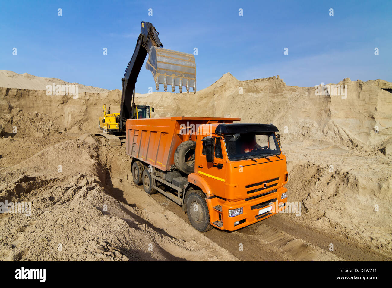 спецтехника "самосвал". щебень скания 40 тонн. чернозем камаз выгружает 6520. самосвал и погрузчик. самосвалы загрузка.