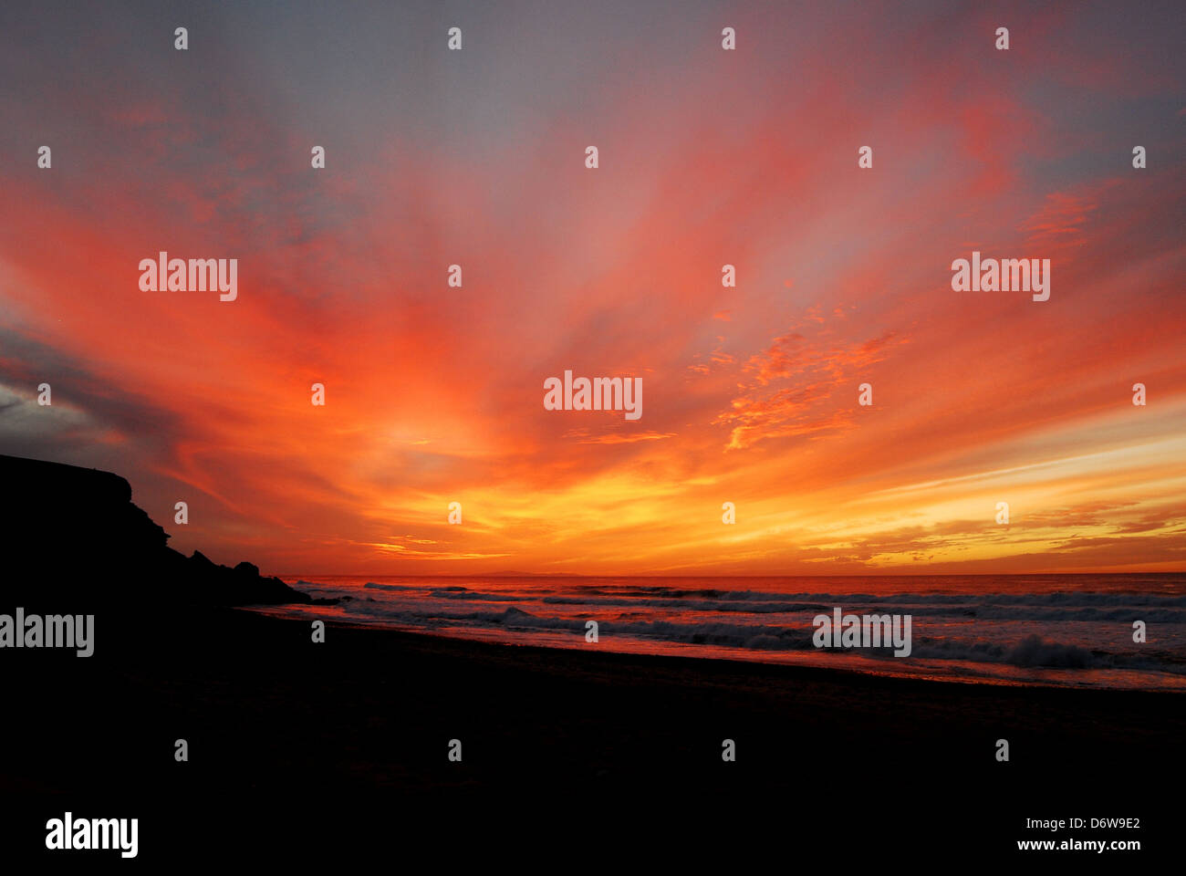 Purple sky over water hi-res stock photography and images - Alamy
