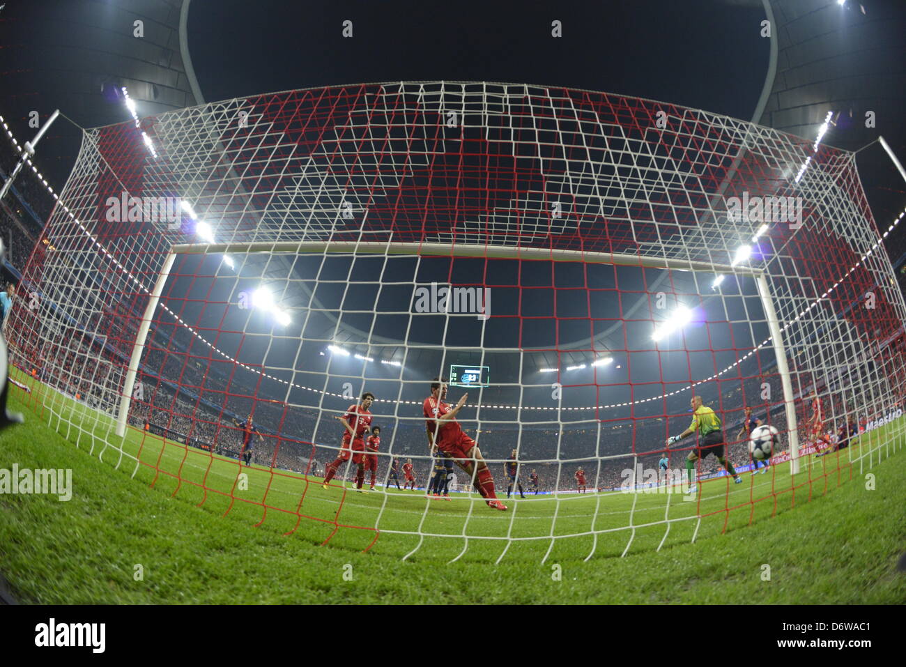 Munich's Mario Gomez (C) scores the 2:0 goal as his team mate Javi Martines (L) and Barcelona's Victor Valdes (R) looks on during the UEFA Champions League semi final first leg soccer match between FC Bayern Munich and FC Barcelona at Fußball Arena Muenchen in Munich, Germany, 23 April 2013. Munich won 4:0. Photo: Marc Müller/dpa +++(c) dpa - Bildfunk+++ Stock Photo