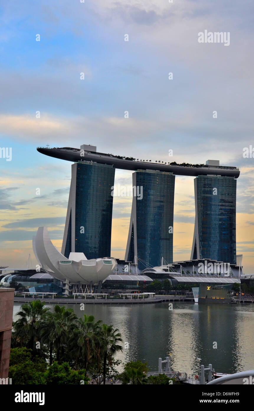 Singapore marina bay sands greenery hi-res stock photography and images ...