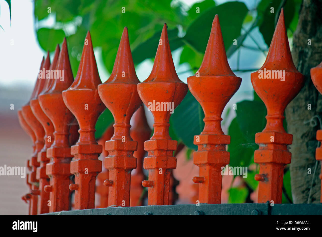Metal fence and hedge hi-res stock photography and images - Alamy