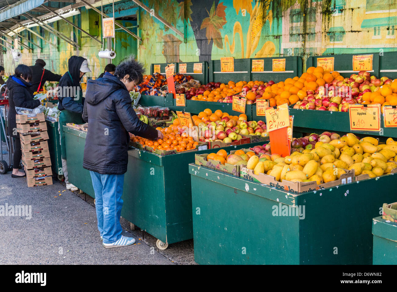 Sunrise market fruit stands hires stock photography and images Alamy