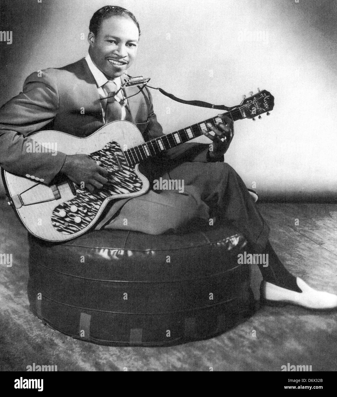 JIMMY REED (19251976) US Blues musician about 1955 Stock Photo Alamy