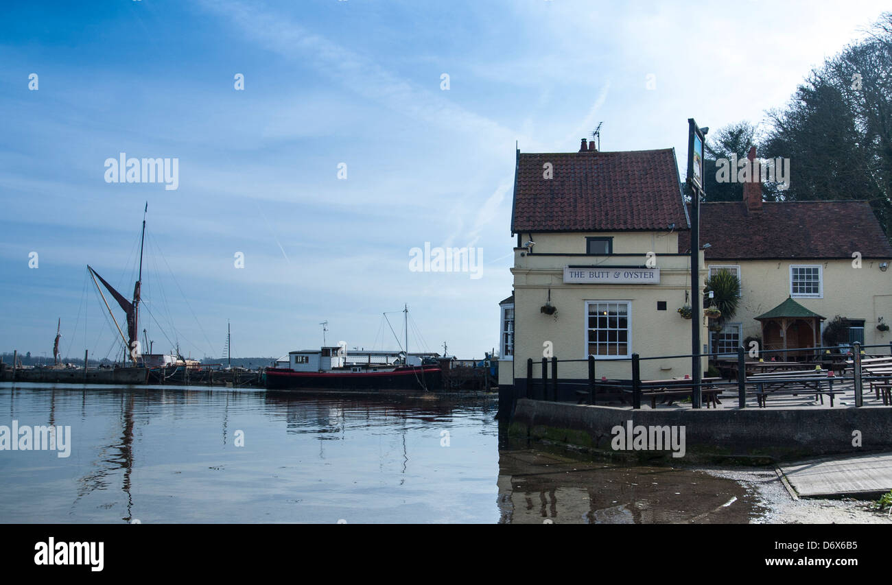 But and Oyster Pub and House Boats ,Pin Mill  River Orwell Stock Photo