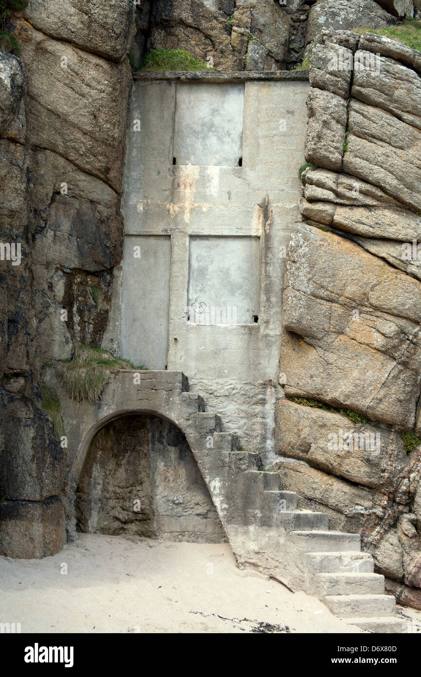 Beach hut built by Rowena Cade carved into the cliff face at Stock Photo 55896077 Alamy