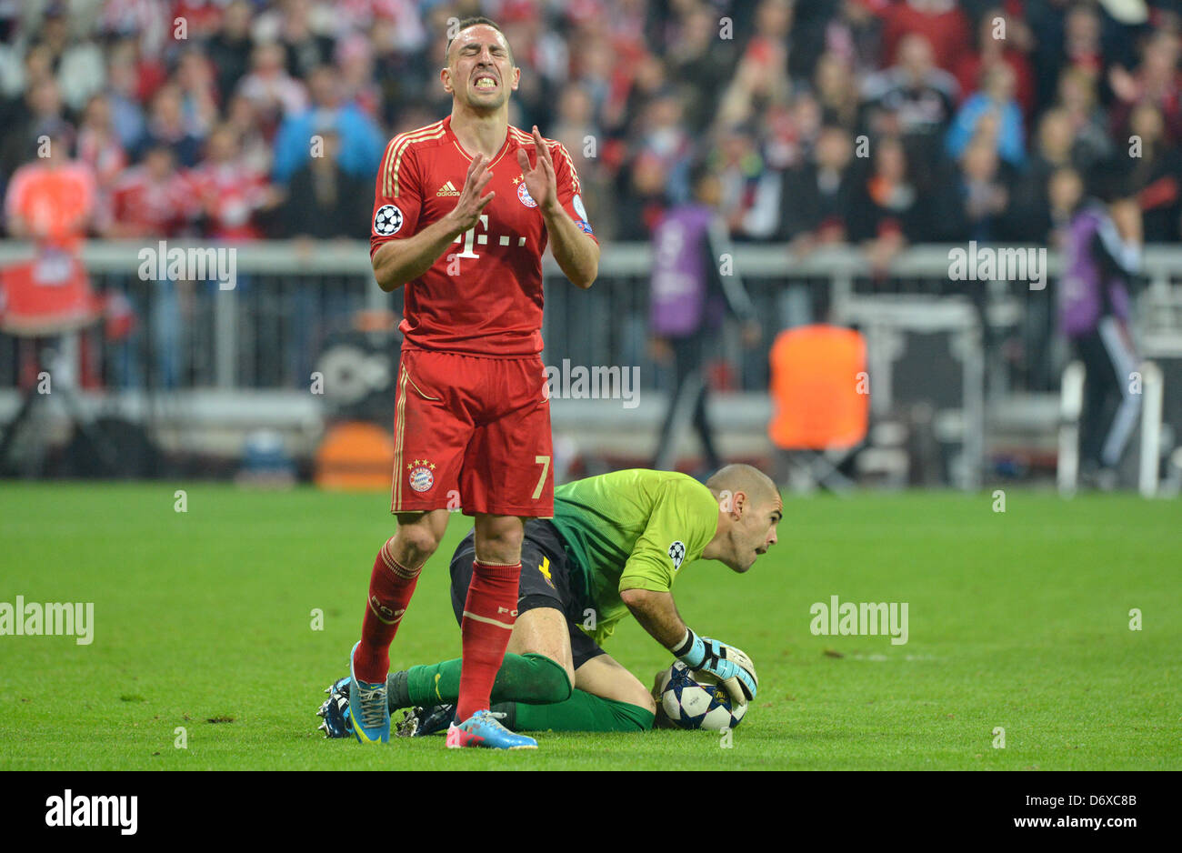 Munich's Franck Ribery (L) vies for the ball with Barcelona's goalkeeper Victor Valdes during the UEFA Champions League semi final first leg soccer match between FC Bayern Munich and FC Barcelona at Fußball Arena Muenchen in Munich, Germany, 23 April 2013. Photo: Peter Kneffel/dpa Stock Photo