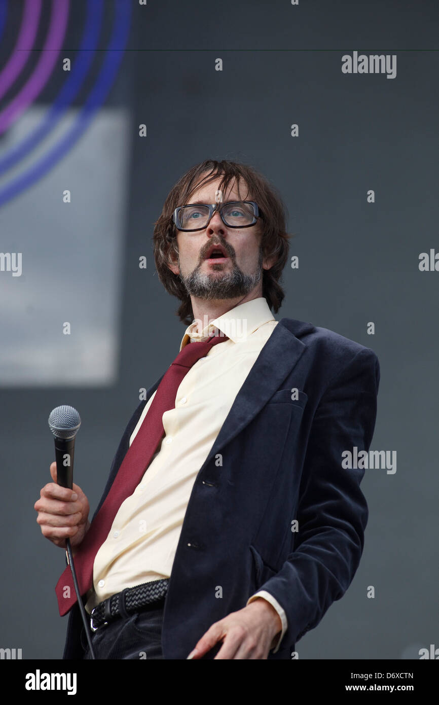 Jarvis Cocker of Pulp performing on the Main Stage, holding a copy of the last edition of The News of the World. T in the Park Stock Photo