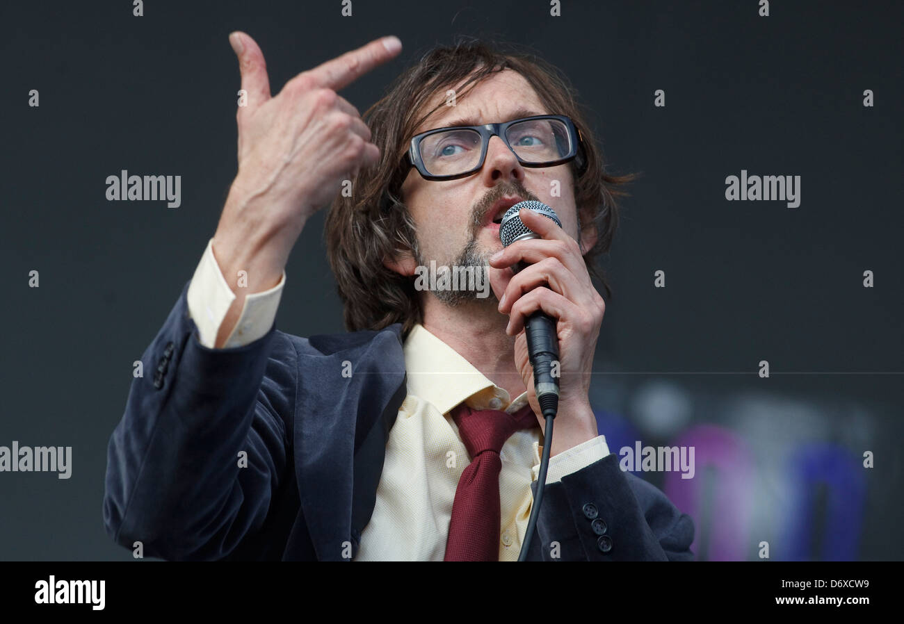 Jarvis Cocker of Pulp performing on the Main Stage, holding a copy of the last edition of The News of the World. T in the Park Stock Photo