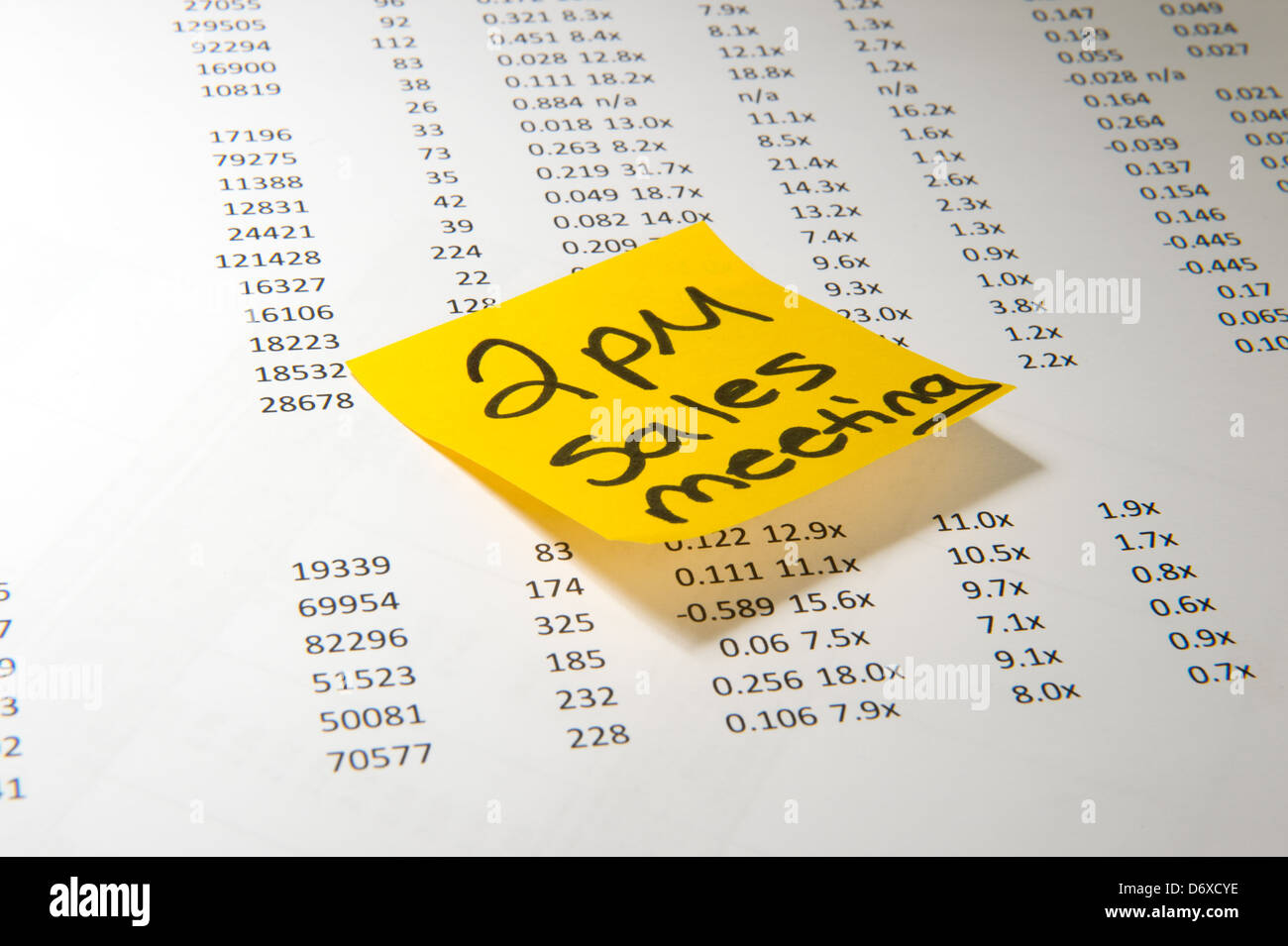 Sticky note on spreadsheet reminder of sales meeting at 2pm Stock Photo