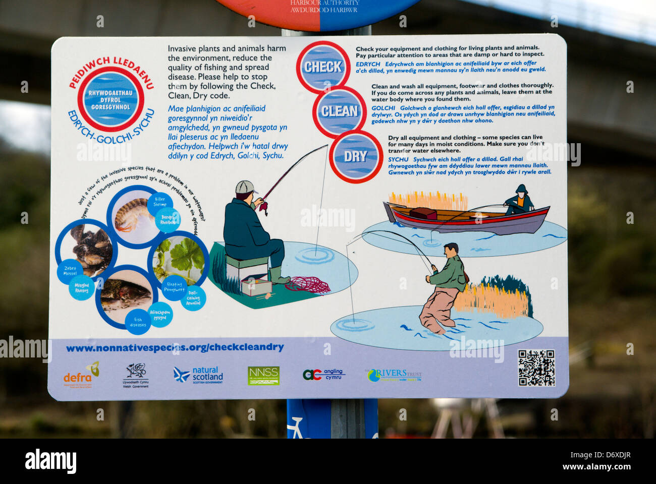 Zebra mussels warning sign hi-res stock photography and images - Alamy