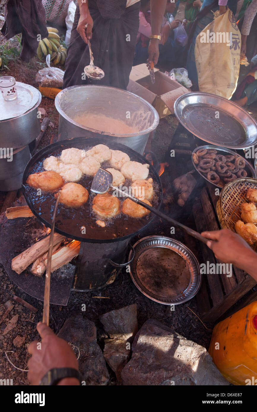 Cooking street food in india Stock Photo - Alamy