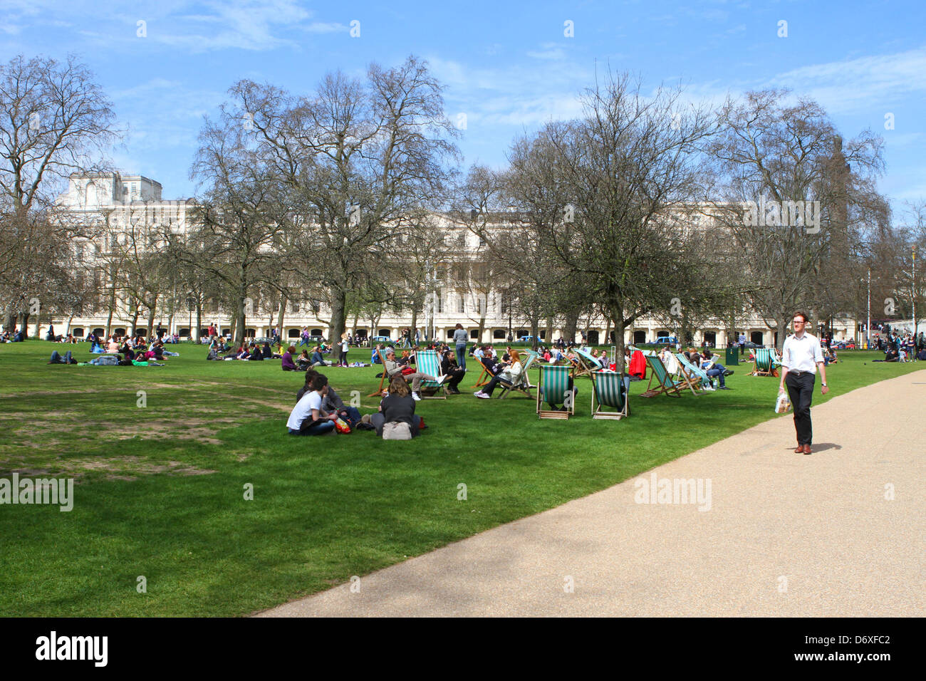 St James Park, London, UK. 24th April 2013. On one of the hottest days of the year so far, the sunshine attracted hundreds to the parks and open spaces this lunchtime Credit: Michael Smith/Alamy Live News Stock Photo