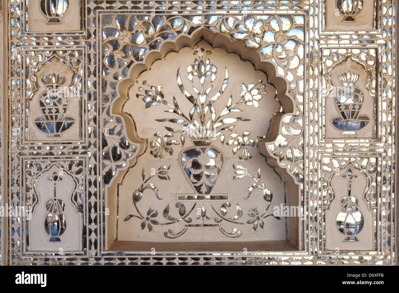 An interior view of a art detail wall covered in thousands of tiny mirrors, Amber Fort 11km near of Jaipur, Rajasthan, India Stock Photo