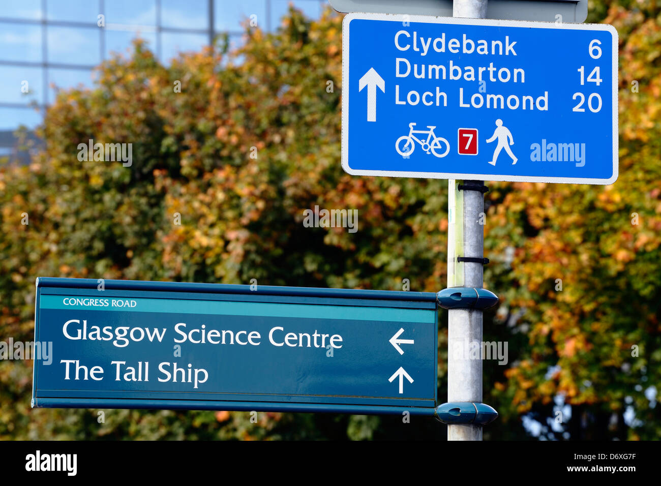 Direction signs for pedestrians and cyclists to the Science Centre