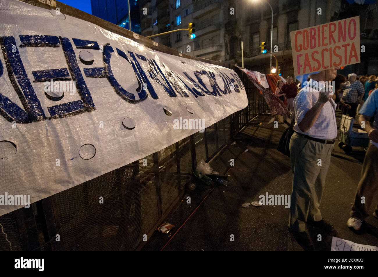 Buenos Aires, Argentina. 24th April, 2013. Called by opposition parties and unions, demonstrators protest in front of the National Congress against a series of reforms to the justice promoted by the Government. Six bills were filed in the Congress, calling for the direct public election of judges and members of the Magistrates Council, time limits on court injunctions, establishment of entrance examinations for judicial candidates, and the creation of three appeals courts. (Credit Image: Credit:  Patricio Murphy/ZUMAPRESS.com/Alamy Live News) Stock Photo