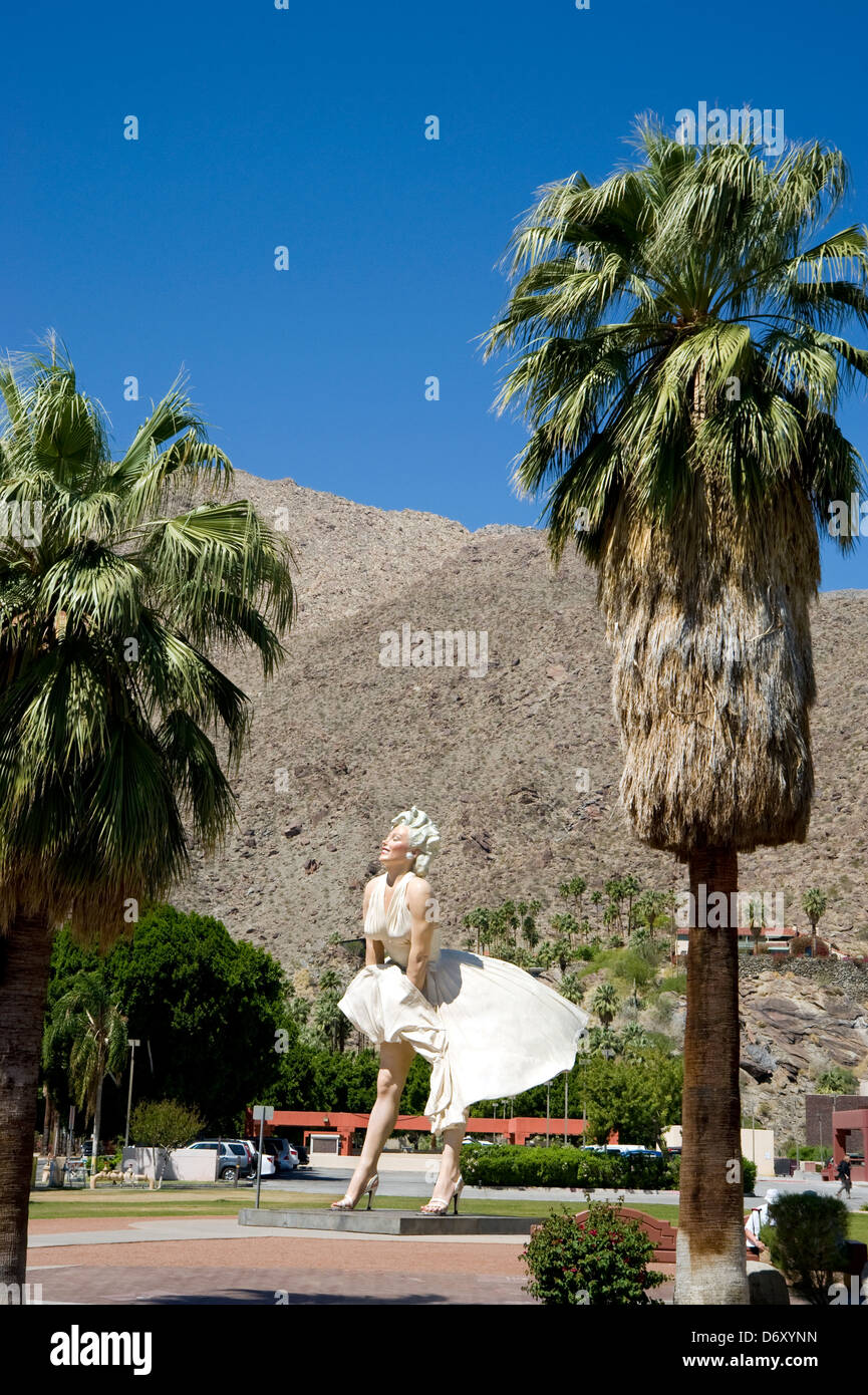 Marilyn Monroe statue with palm trees and mountains in Palm Springs Stock Photo