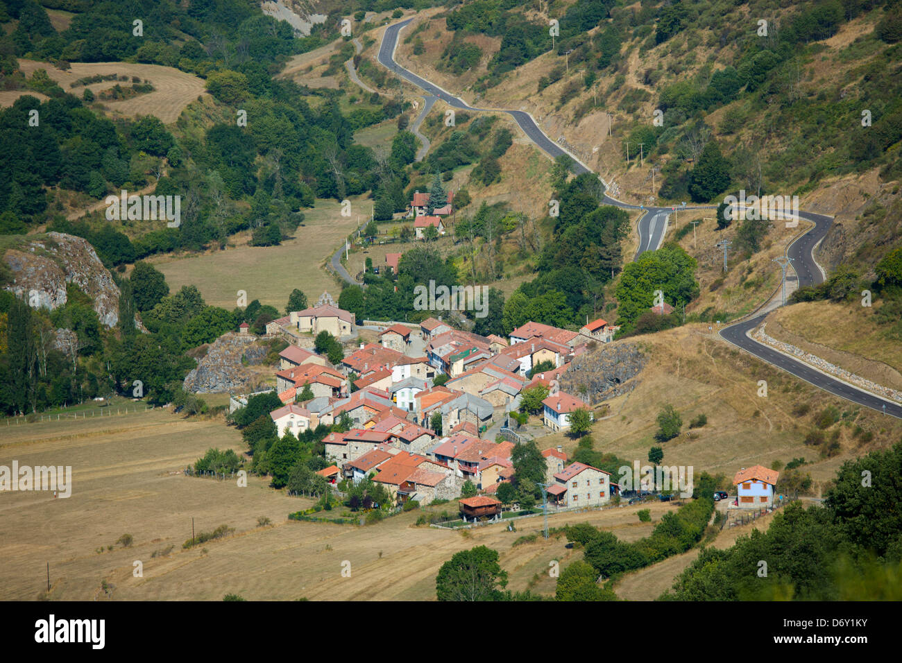 The village in the valley hi-res stock photography and images - Alamy