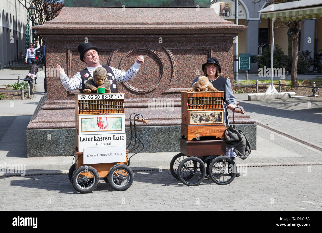 Nikolaiviertel – barrel organ players, Berlin, Germany Stock Photo