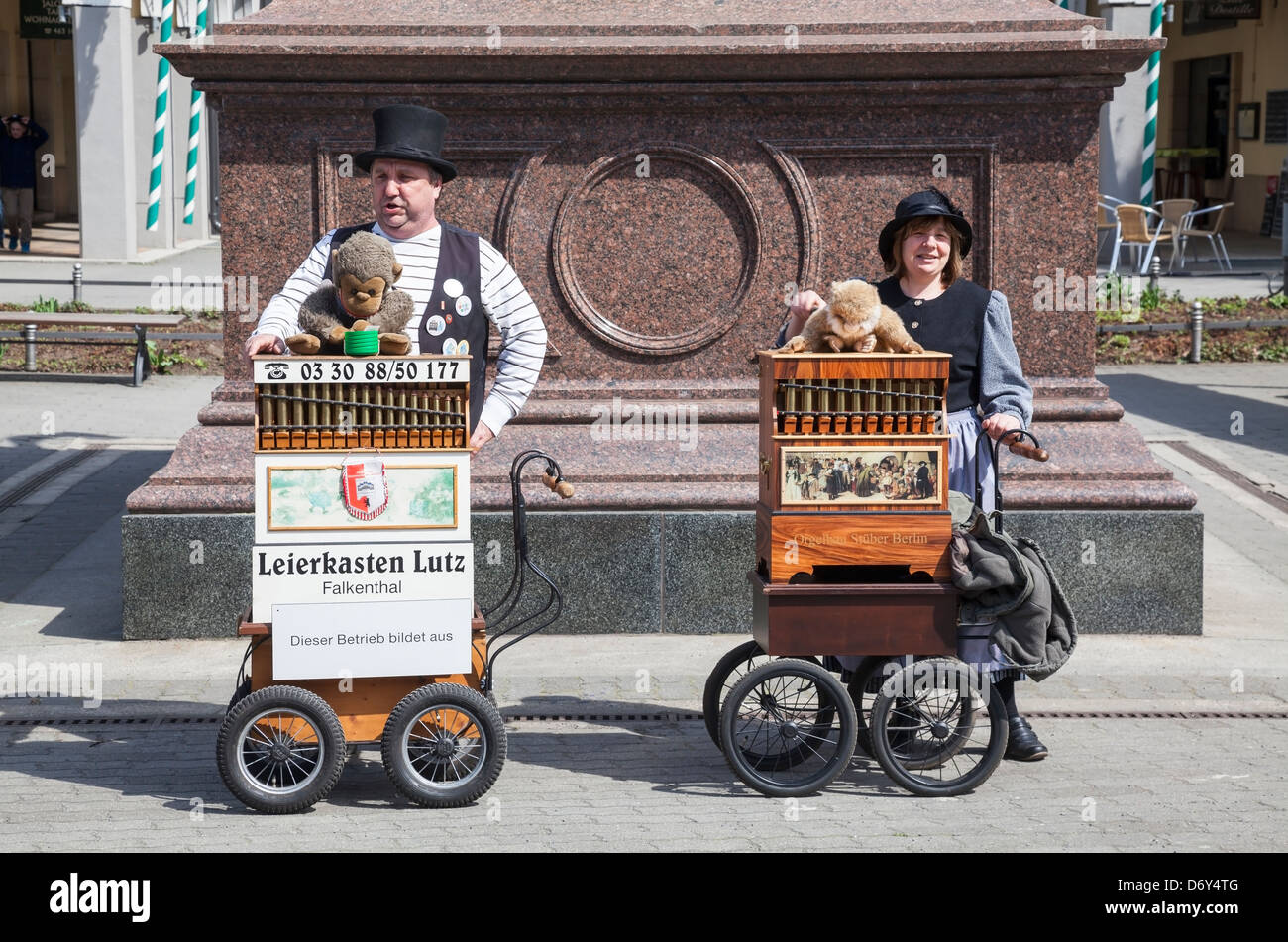 Nikolaiviertel – barrel organ players, Berlin, Germany Stock Photo